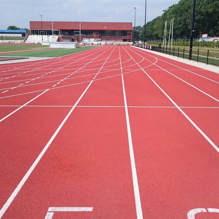 Gereinigte Laufbahn erscheint in warmen rot im Sonnenschein