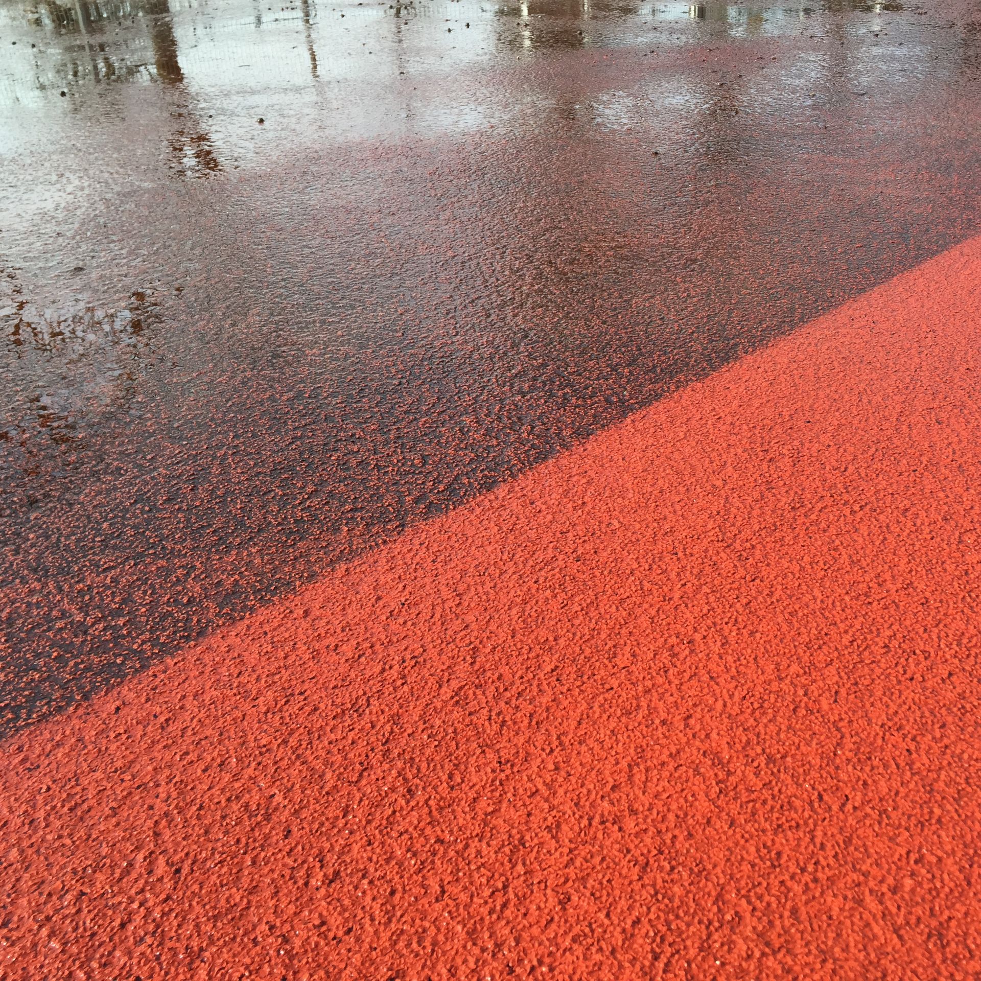 Tartanbahnreinigung gezeigt wird die Differenz zwischen gereinoigter Tartanbahn und nicht gereinigter Tartanbahn
