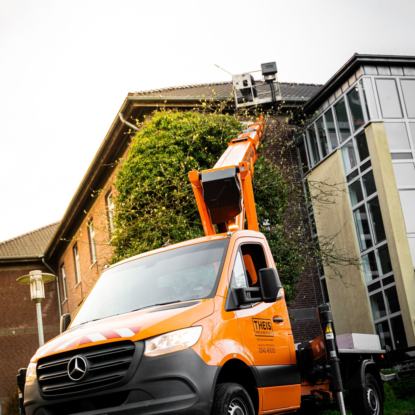 Theis Spezialfahrzeug mit ausgefahrener Hebebühne