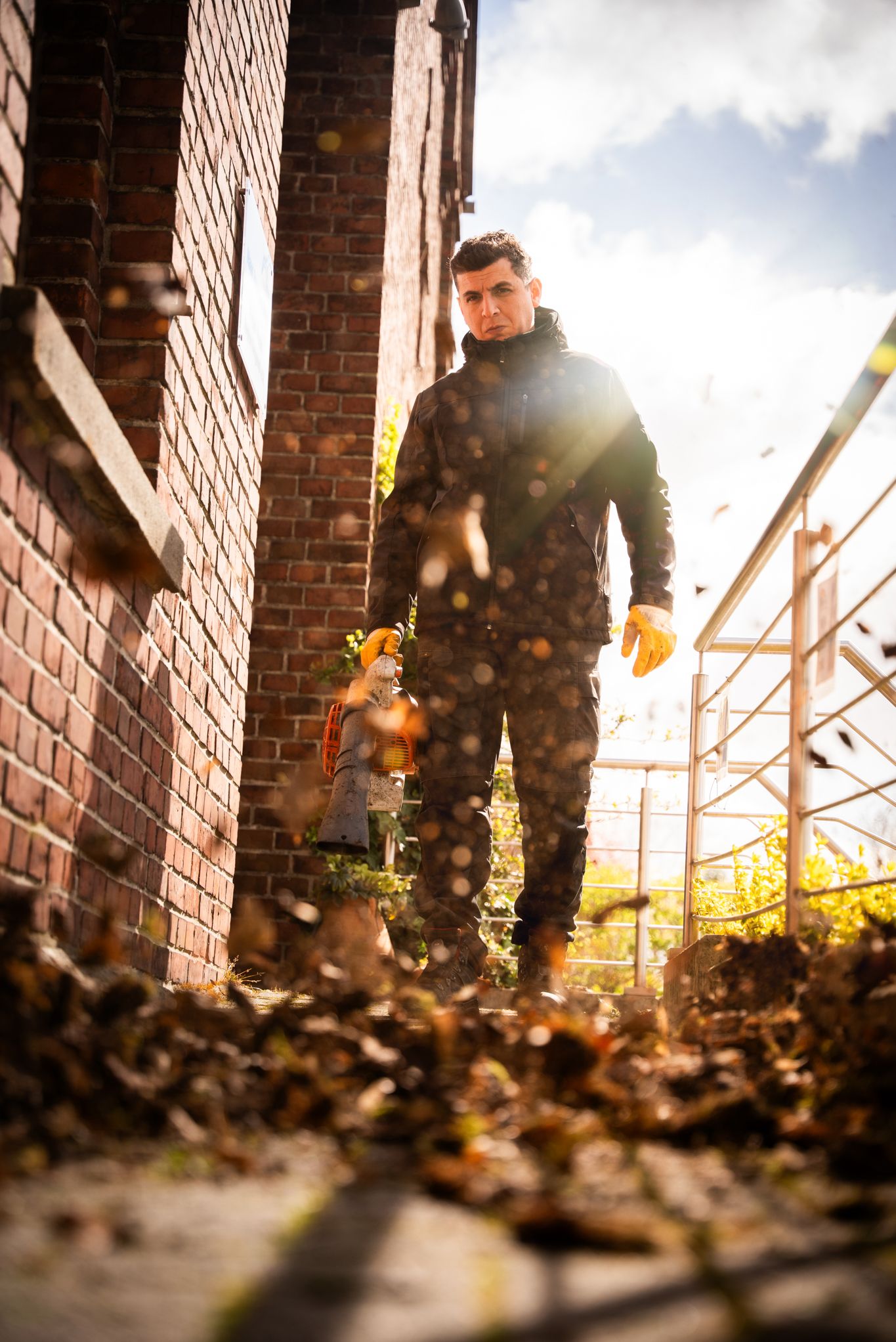 Mitarbeiter mit Laubgebläse