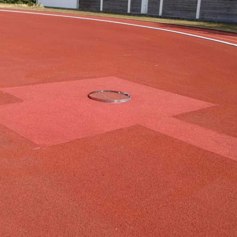 Gereinigter Gulli auf sauberer Tartanbahn