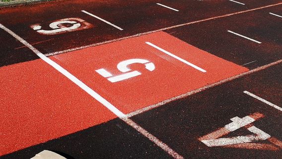 Tartanbahnreinigung bzw. Reparatur einer Absackung