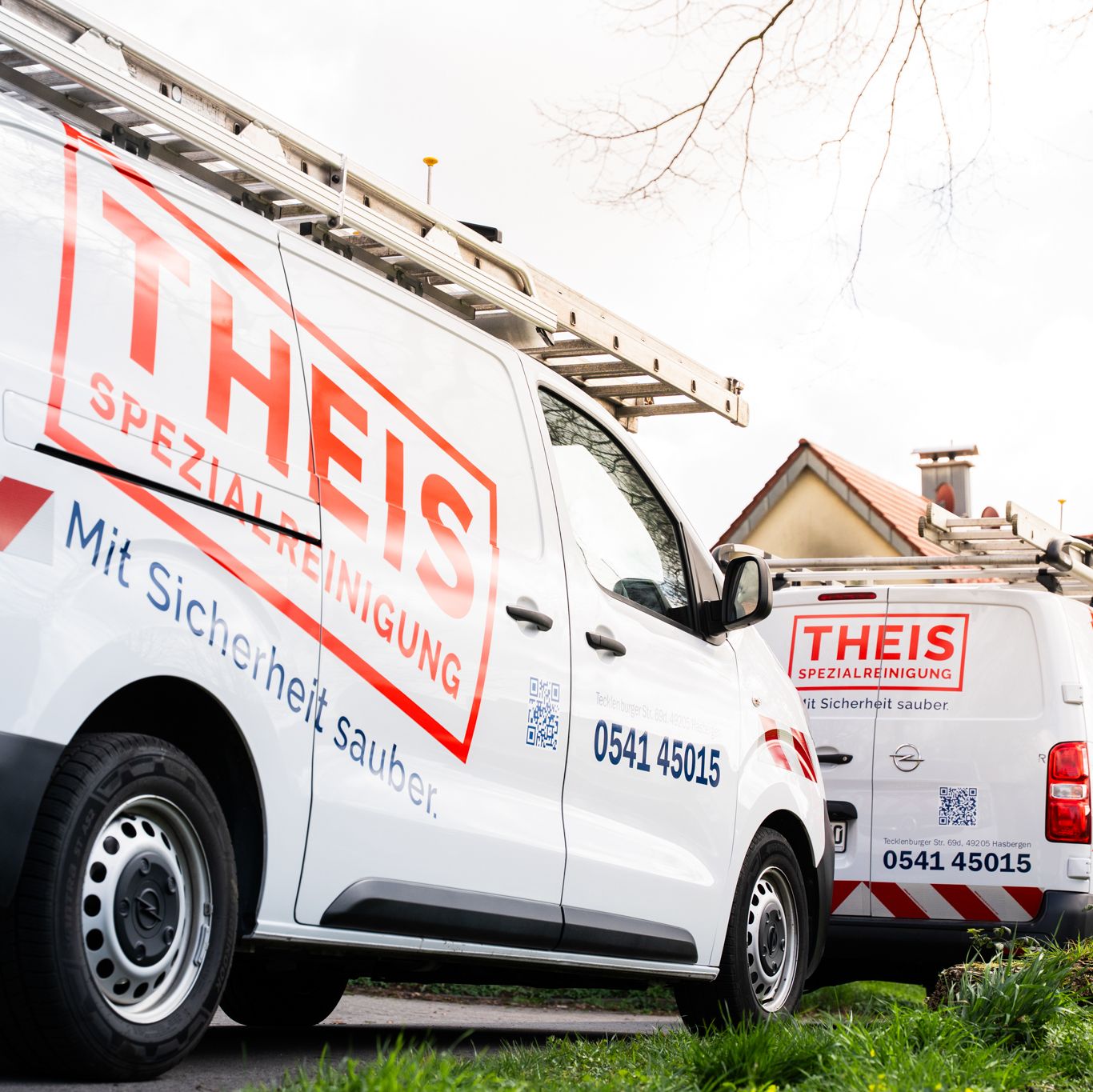 weisser Transporter mit aufgedrucktem Logo der Theis Spezialreinigung