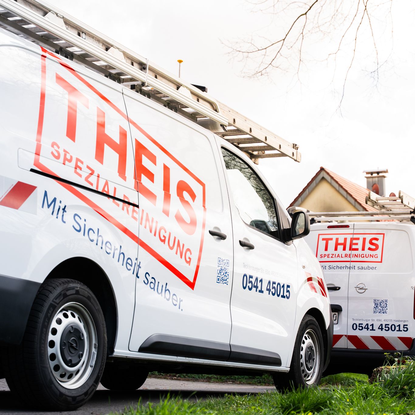 weisser Transporter mit aufgedrucktem Logo der Theis Spezialreinigung