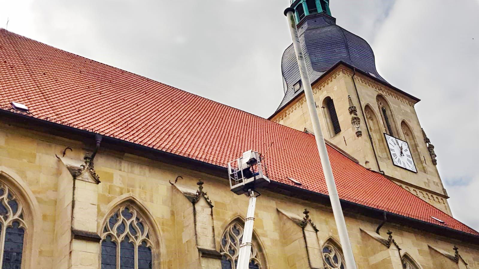 Cherry picker on church – THEIS Special Cleaning