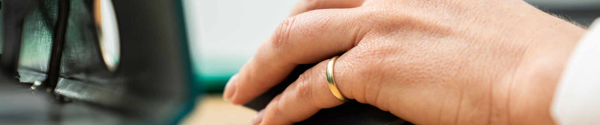 Eine Hand ist abgebildet, die eine Computermaus bedient